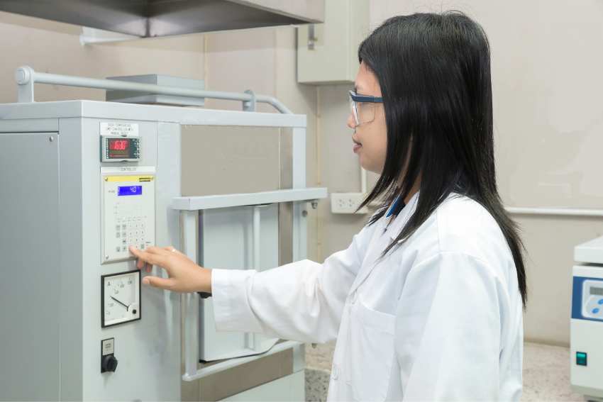 Obsługiwanie pieca przez laborantkę