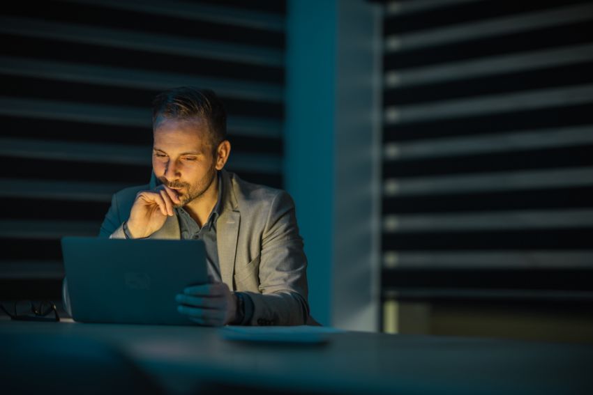 Zamyślony Mężczyzna