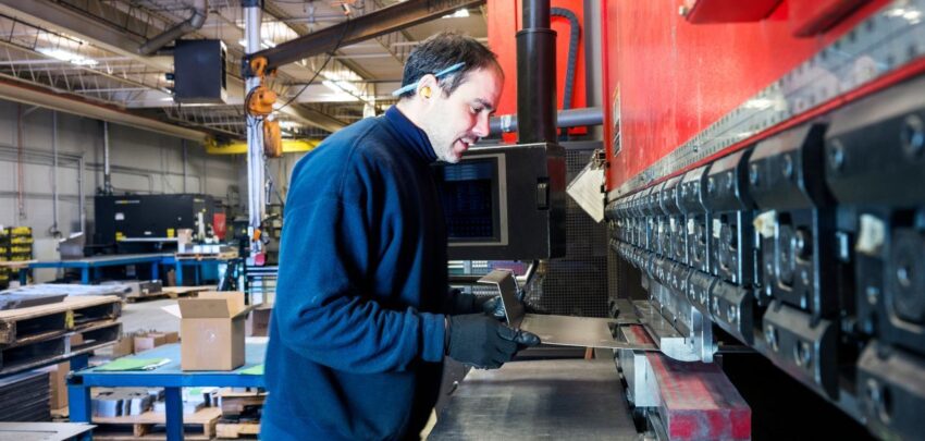 Operator prasy krawędziowej