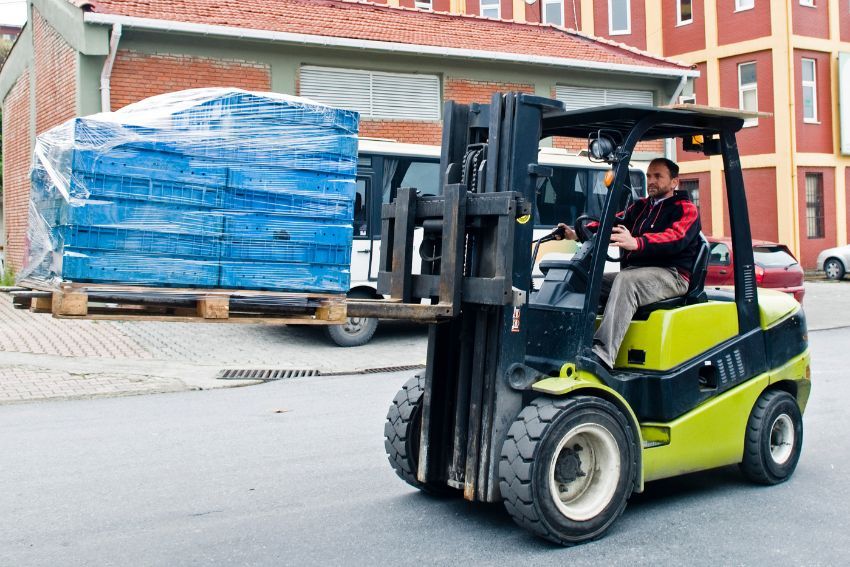 przewoz-materialow-wozkiem-widlowym Przewożenie palet wózkiem